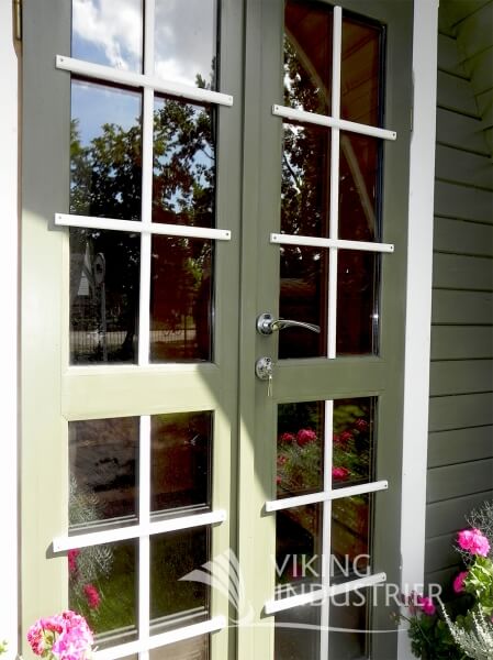 Close-up of green double doors with glass panes and white grid, branded with Viking Industrier, shown on a white background.
