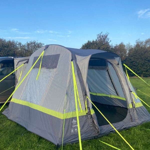 Cubo Breeze in grey and lime in a field