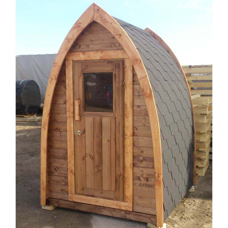InMedias Toilet Barrel with warm-toned natural wood finish and black shingles, placed on gravel in a worksite setting – industrial outdoor background.