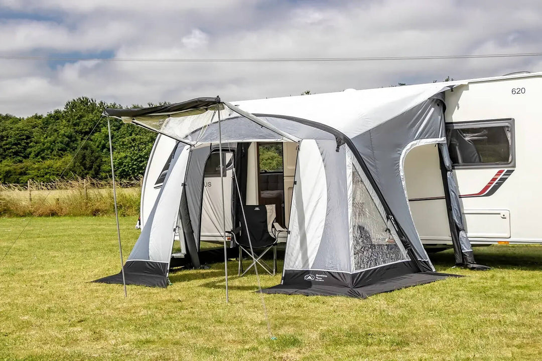 Interior view of the SunnCamp Swift Air 325 SC roof lining, showing the light-coloured ceiling fabric, stitched seams and supporting structure.